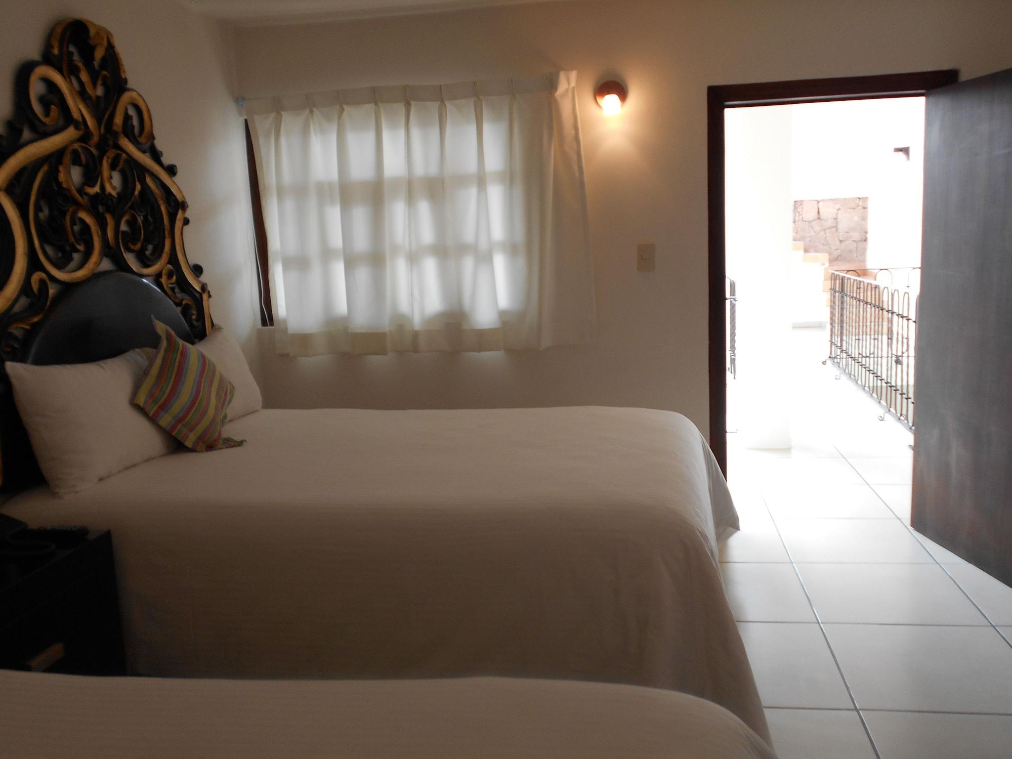 Hotel Expres By Hosting House Морелия Экстерьер фото