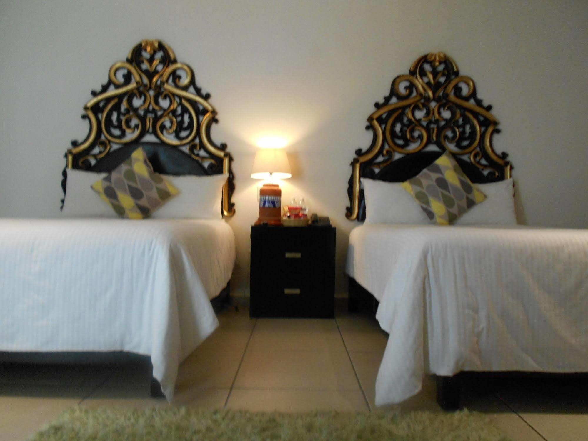 Hotel Expres By Hosting House Морелия Экстерьер фото