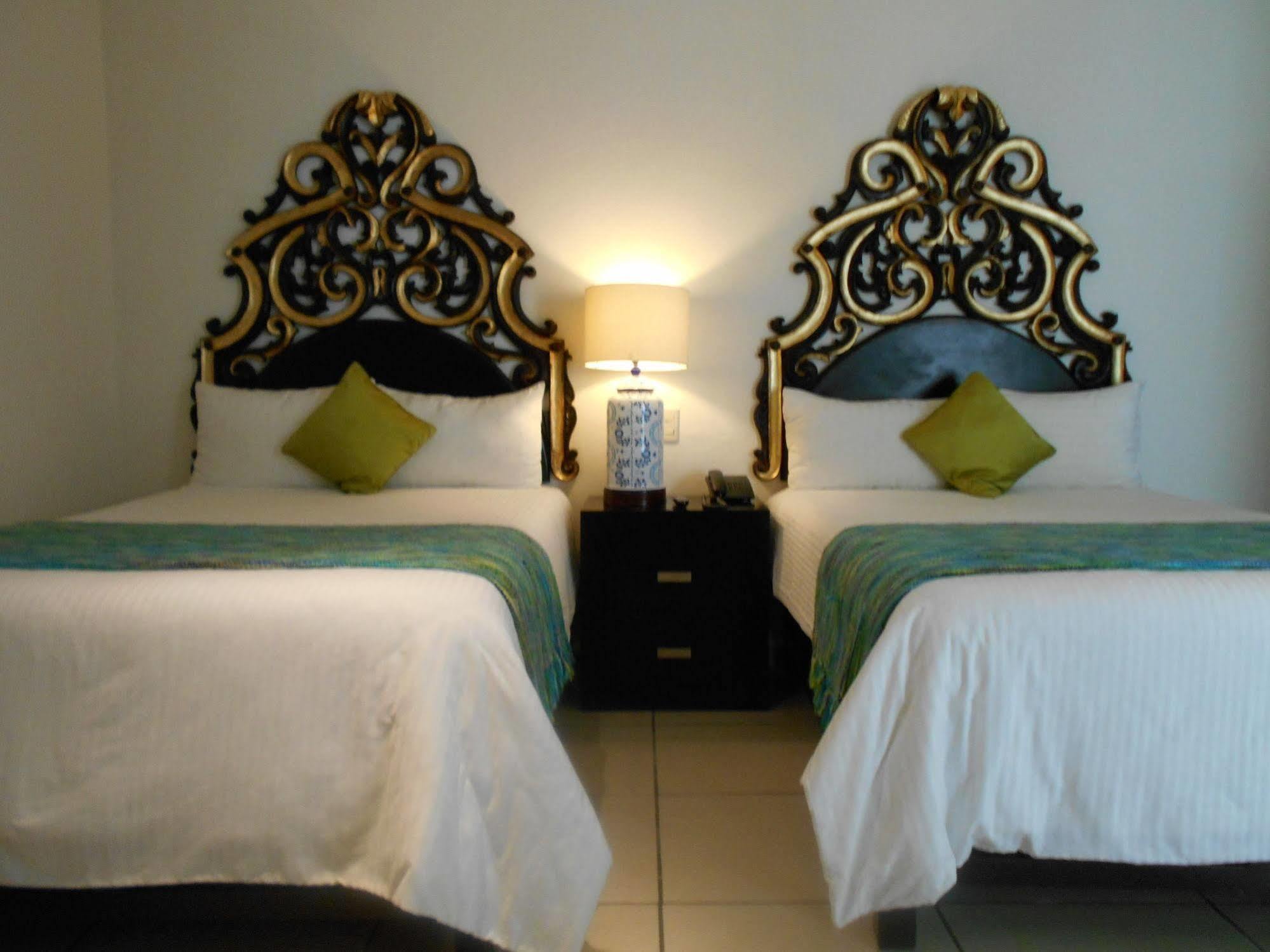 Hotel Expres By Hosting House Морелия Экстерьер фото