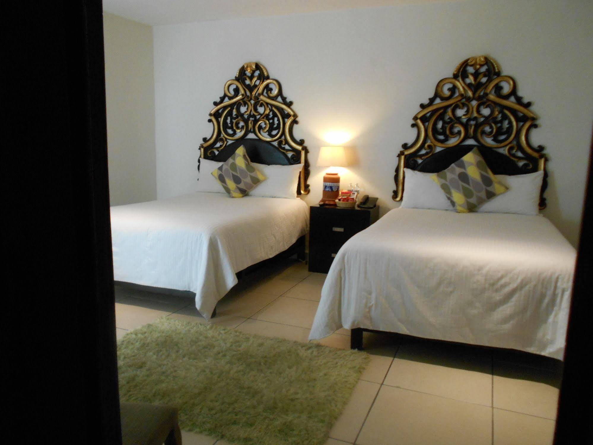 Hotel Expres By Hosting House Морелия Экстерьер фото