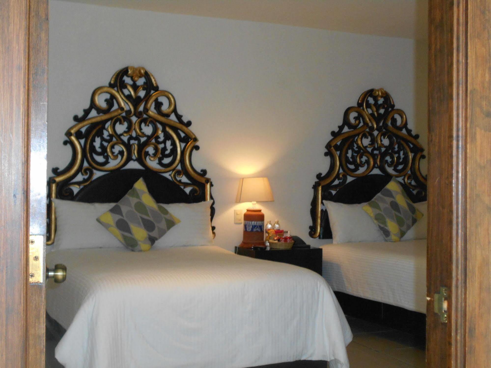 Hotel Expres By Hosting House Морелия Экстерьер фото