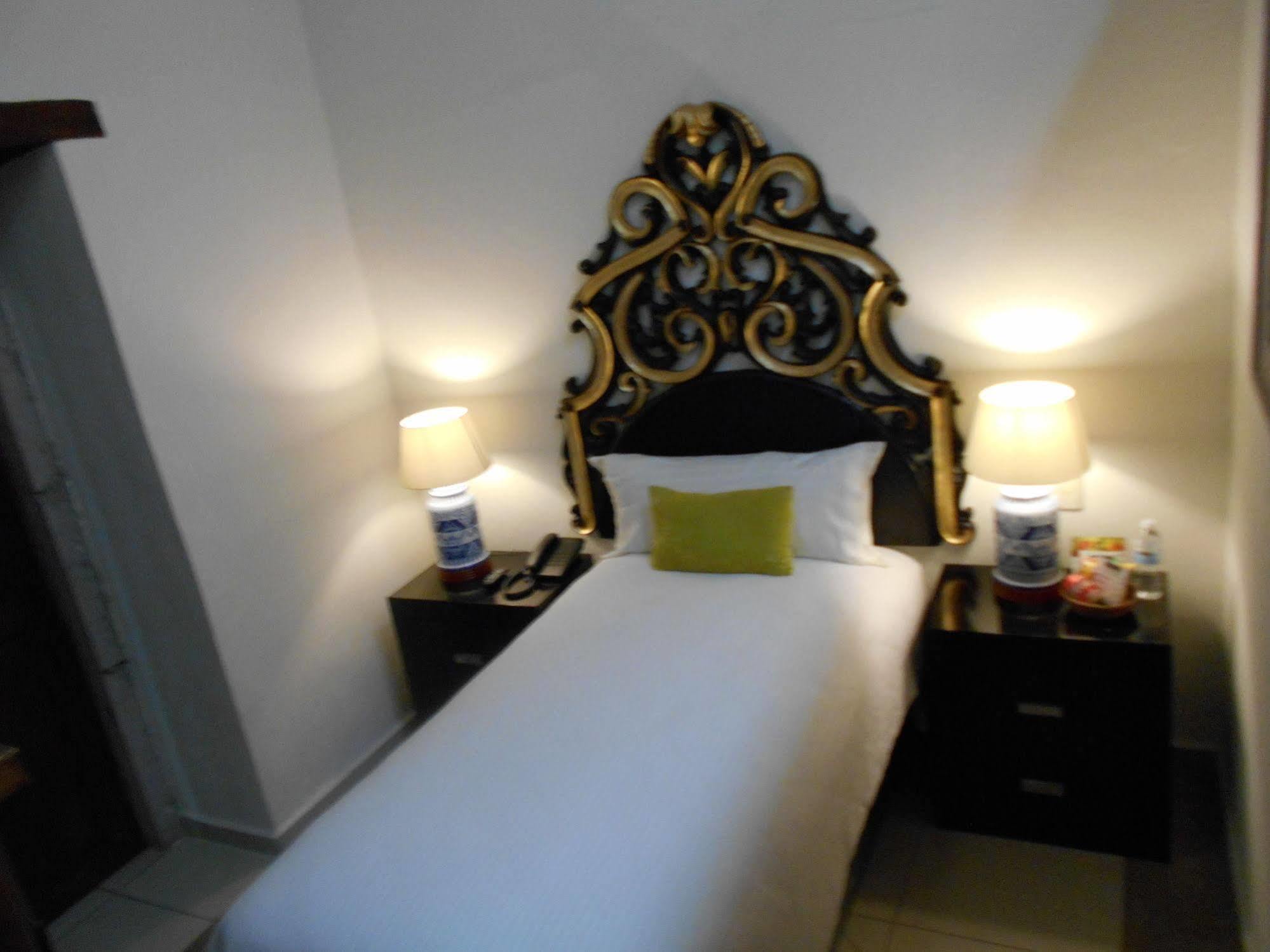 Hotel Expres By Hosting House Морелия Экстерьер фото